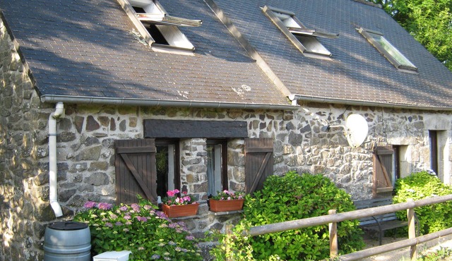 Lovely cottage in quiet country hamlet near the Vallee des Saints heritage site