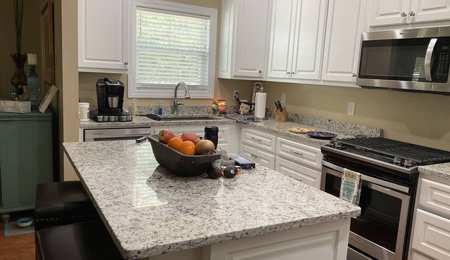 Lovely cottage located 3 miles from downtown Oxford.