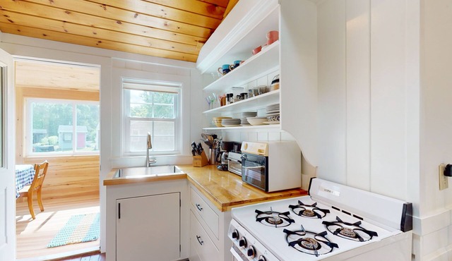 Lovely cottage near beach and town - screened porch, outdoor shower, picnic area