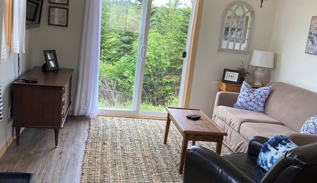 Lovely cottage on the lake and the ocean is just down the driveway!