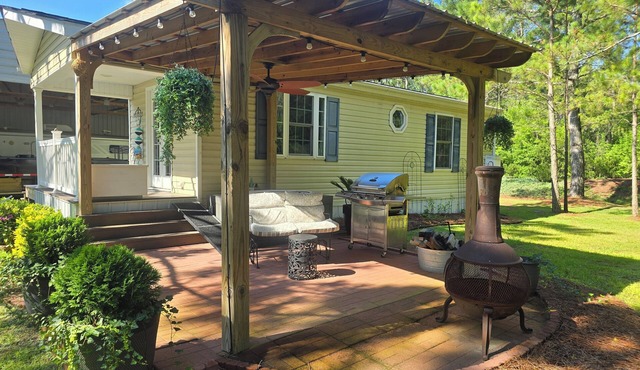 Lovely cottage on Horse Farm 25 MILES to Beach with AC in charming Burgaw