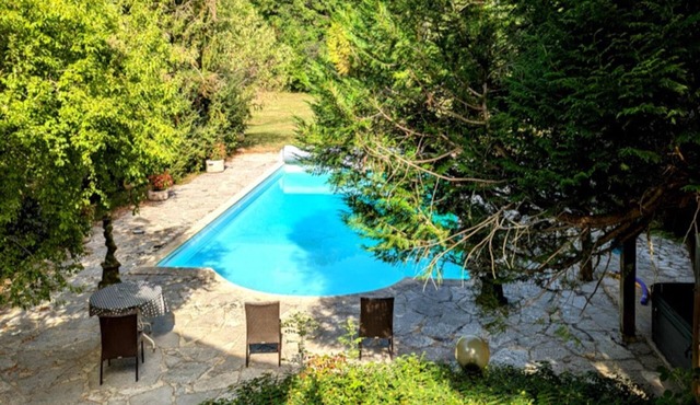 Lovely cottage on small domain with pool