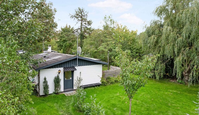 Lovely cottage w. wilderness tub by Sortsø Beach