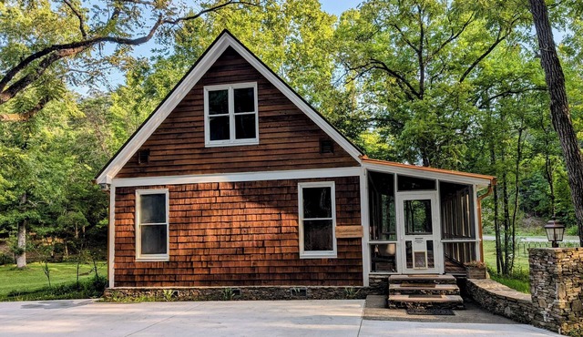 Lovely Cottage w/screened porch overlooking a creek & minutes from the Dragon!