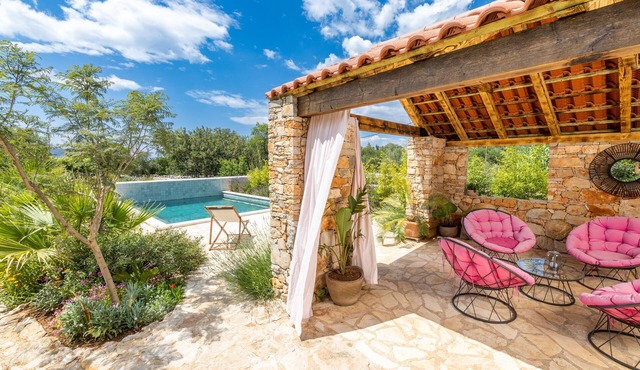 Lovely Cottage with Garden and Swimming Pool