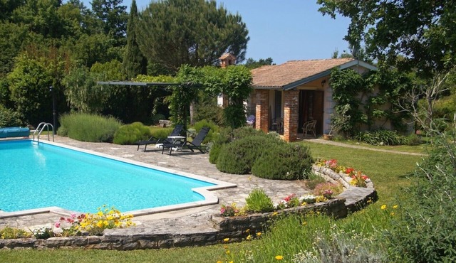 Lovely cottage with large pool in gorgeous, landscaped garden