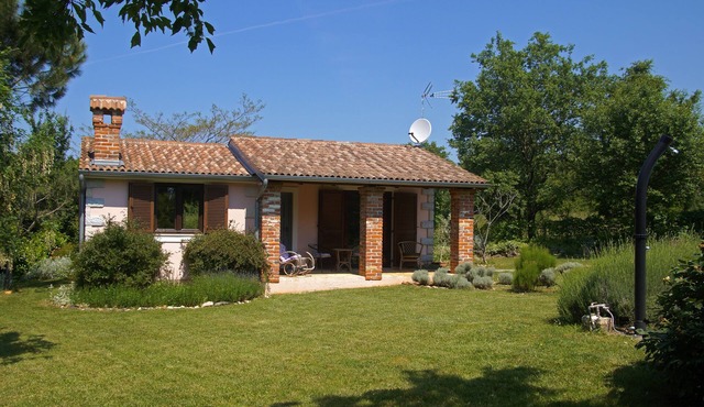 Lovely cottage with large pool in gorgeous, landscaped garden