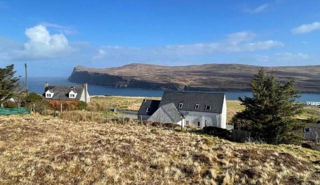 Lovely cottage with views of Loch. Near to Neist Point light house. Sleeps 8.