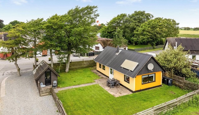 Lovely cottage with wood-burning stove and water view
