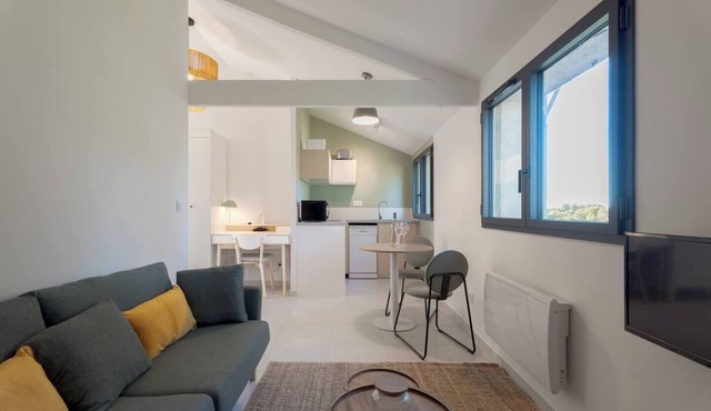 Lovely country T2 near town center!