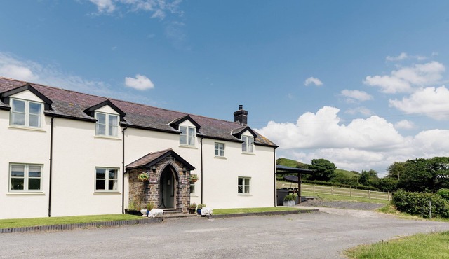 Lovely countryside farm house with large hot tub and disabled friendly. Sleeping 12