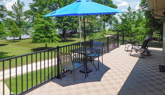 Lovely Couples Escape on Mississippi River!