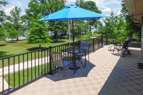 Lovely Couples Escape on Mississippi River!