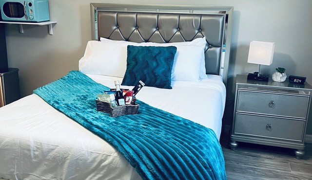 Lovely & Cozy 2-bedroom apartment with AC and WiFi close to the beach!
