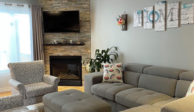 Lovely & cozy 3Bdr | 7 person| 2baths | 1 free driveway parkings | street pkgs