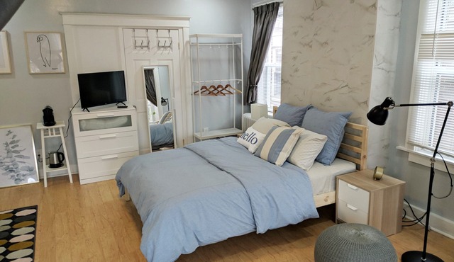 Lovely, cozy Beacon guest suite with portable kitchen in Squirrel Hill