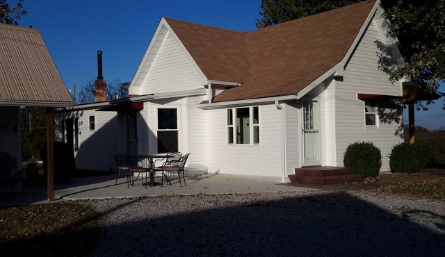 Lovely Cozy Country Home Located In the Hills Of Southern Illinois