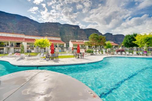 Lovely Crescent Bar Condo with Community Amenities!