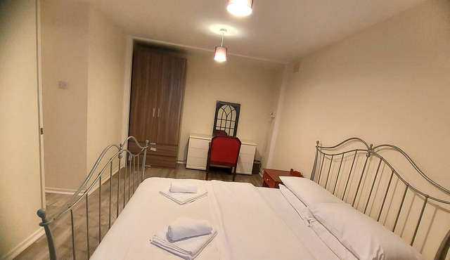 Lovely Cute One Bedroom Apartment in East London!