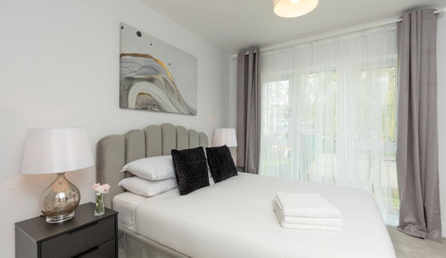 Lovely Deluxe South Central Apartment