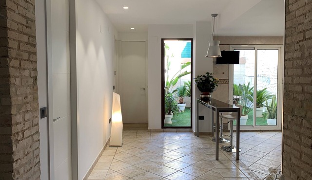 LOVELY DESIGN HOUSE WITH INTERIOR GARDEN.