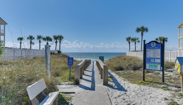 Lovely Destin Condo w/Pool Access: Walk to Beach!