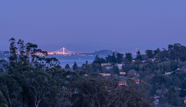 Lovely detached studio with mtn view, walking distance to town and hiking trails