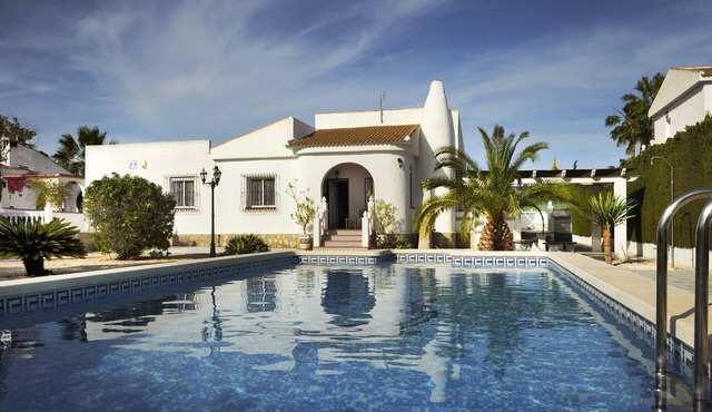 Lovely detached villa with private pool on spacious plot