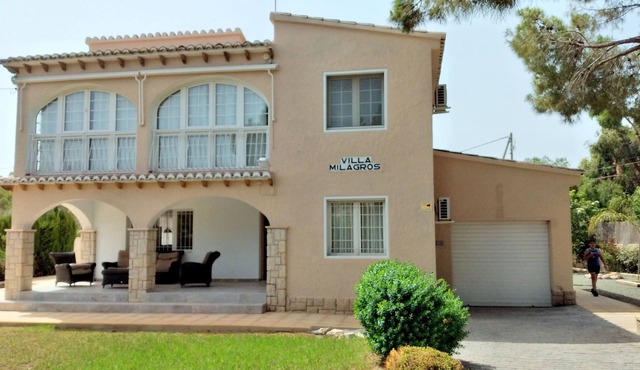 Lovely Detached Villa In Busot, Near Alicante. Private Pool/Gardens -sleeps 8/9