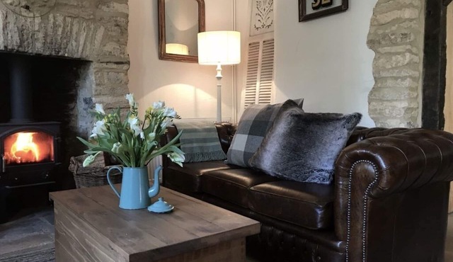 Lovely dog-friendly 2-bed cottage in Cotswold village with pub