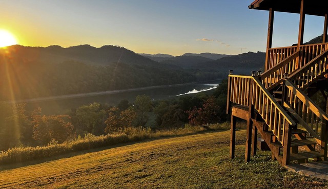 Lovely dog-friendly cabin overlooking the river w/kids games, Wi-Fi
