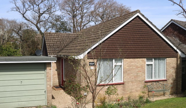 Lovely dog friendly 2 bed bungalow with parking