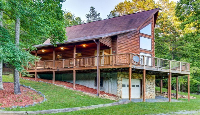 Lovely dog-friendly cabin w/ lots of grassy space for kids + free WiFi & deck!