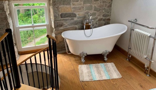 Lovely dog friendly granite cottage near Trefor Beach with excellent facilities