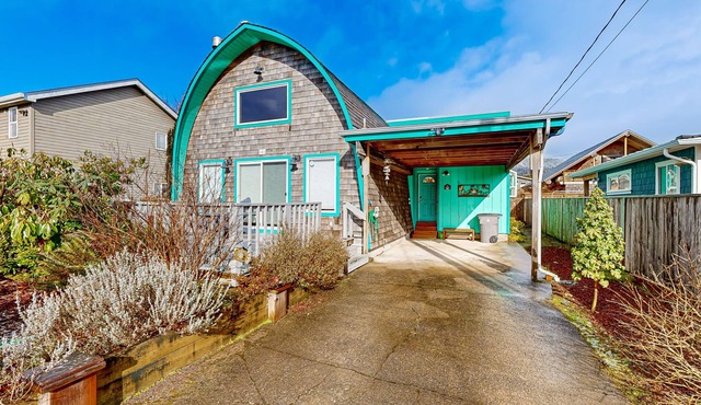 Lovely dog-friendly home with firepit - walk to the beach & downtown (MCA #329)