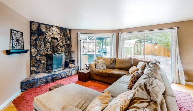 Lovely, dog-friendly home with skiing, Ping-Pong, hot tub & washer/dryer