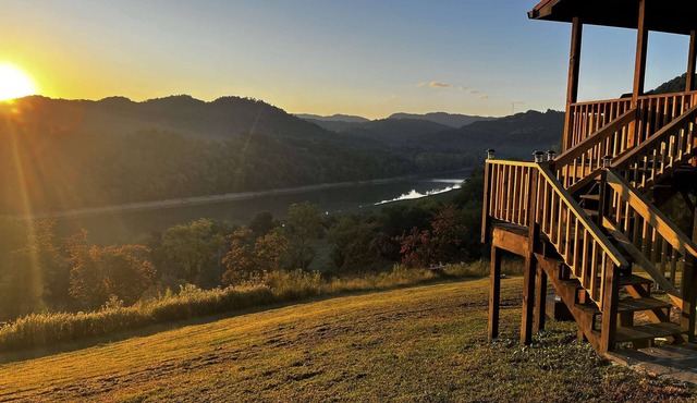 Lovely dog-friendly cabin overlooking the river w/kids games, Wi-Fi