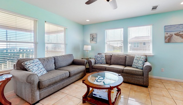 Lovely dog-friendly villa with great beach views & deck