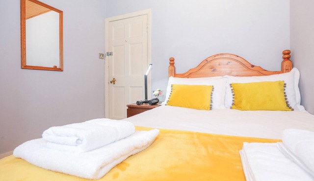 Lovely Double Room in Elegant Cottage