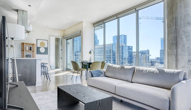 Lovely Downtown 2BR w/Gym, W/D, Pool, walk to 6th St bars, by Blueground