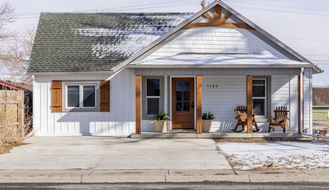 Lovely DOWNTOWN CODY: Salsbury Corner Cottage