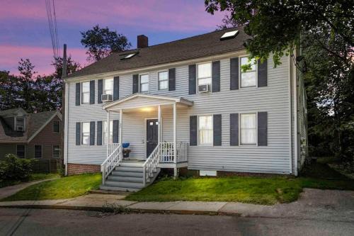 Lovely Downtown Oasis Near Hospitals, Colleges, and Beaches