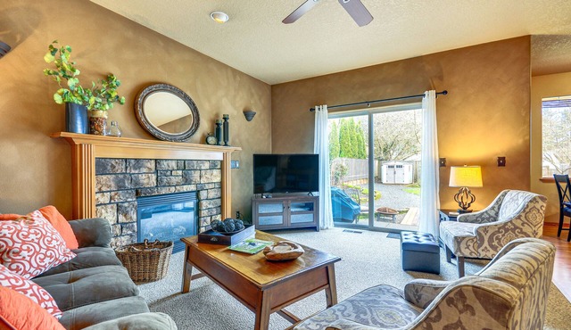 Lovely Dundee Home w/Private Yard & Fire Pit!