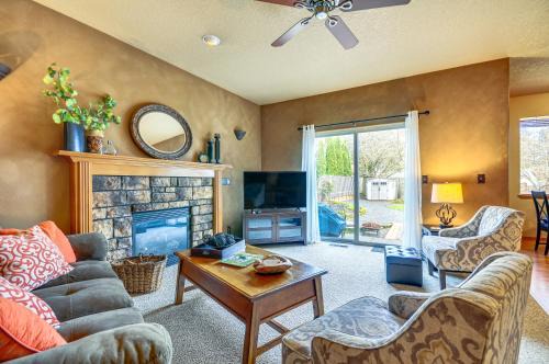 Lovely Dundee Home w/Private Yard & Fire Pit!