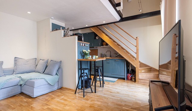 LOVELY DUPLEX IN THE GAMBETTA/GROSSO AIR-CON DISTRICT