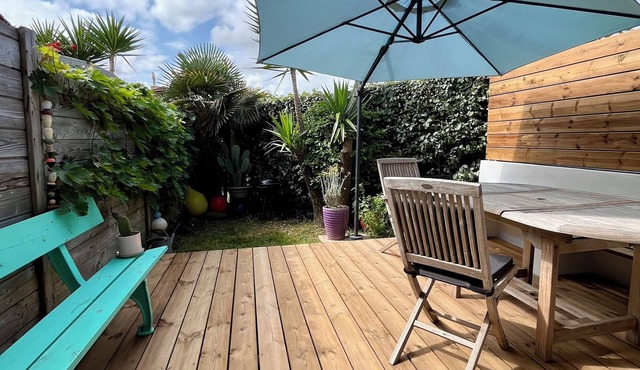 Lovely duplex just a stone's throw from the beach. Beach, village, market all within walking distance.