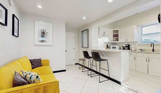 Lovely duplex with enclosed yard, fast WiFi, full kitchen, & W/D