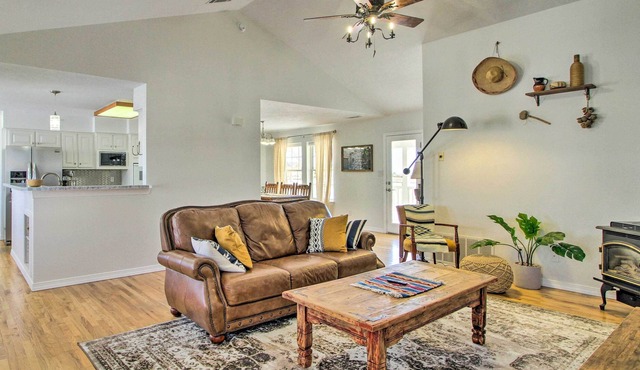 Lovely Edgewood Home ~ 34 Mi to Albuquerque!