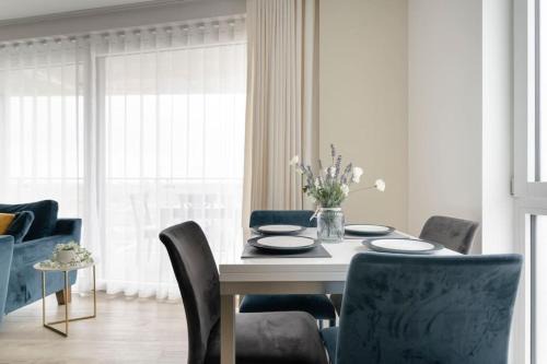 Lovely En-suite Flat with Balcony and Parking.