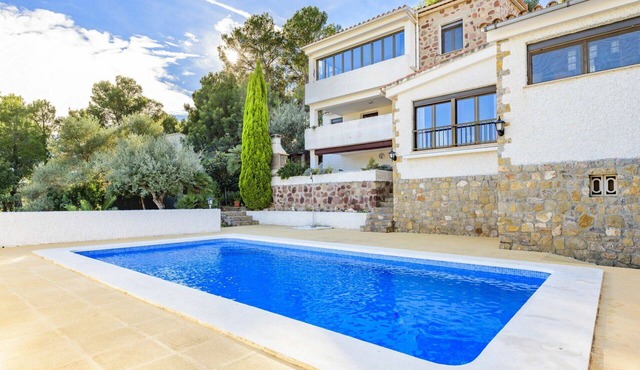 Lovely apartment in villa for 4 people with pool, A/C, WIFI, TV and terrace
